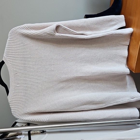 2/$20 AE - Women's Cream V-Neck Sweater - Oversized XS - Picture 5 of 5
